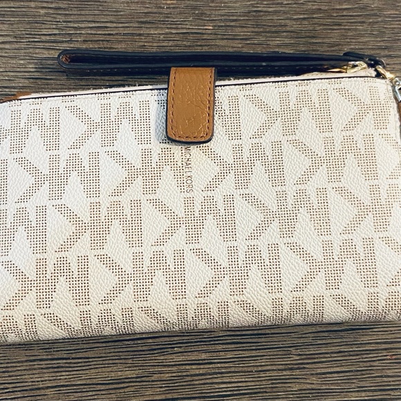 MICHAEL KORS Adele Logo Smartphone Double Zip Wallet Color: Vanilla / Acorn - Picture 9 of 12